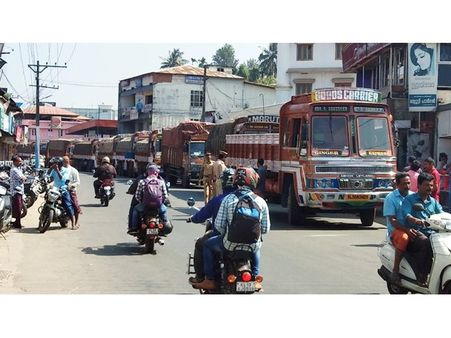 വയനാട്ടില്‍ പണിമുടക്ക് പൂര്‍ണം; ഭൂരിഭാഗം കടകളും തുറന്നില്ല, ചരക്കുലോറികള്‍ തടഞ്ഞിട്ടു!!