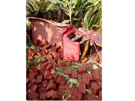 മലപ്പുറം: കല്ല് ലോറി താഴ്ച്ചയിലേക്ക് മറിഞ്ഞ് ലോറി പൂര്‍ണമായി തകര്‍ന്നു, മൂന്ന് പേര്‍ക്ക് പരുക്ക്