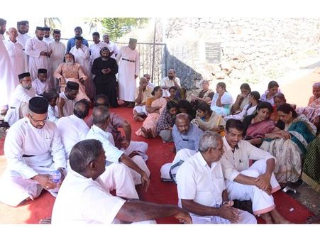 മാന്ദാമംഗലം പള്ളിയില്‍ യാക്കോബായ- ഓര്‍ത്തഡോക്‌സ് തര്‍ക്കം: ഓര്‍ത്തഡോക്‌സുകള്‍ കുത്തിയിരിപ്പ് സമരം