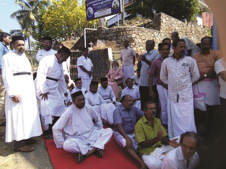 മാന്ദാമംഗലം പള്ളി: ഓര്‍ത്തഡോക്‌സ്, യാക്കോബായ വിശ്വാസികളുടെ സമരം രണ്ടാംദിവസവും തുടരുന്നു