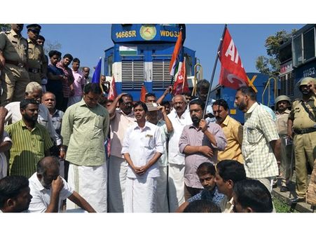 പണിമുടക്കില്‍ ട്രെയിന്‍ തടഞ്ഞവര്‍ക്കെതിരെ മൂന്നു വര്‍ഷംവരെ തടവ് ലഭിക്കാവുന്ന കേസുകള്‍, മലപ്പുറത്ത് തടഞ്ഞത് മൂന്ന് ട്രെയ്‌നുകള്‍
