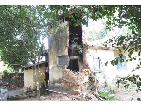 അധികൃതരുടെ അനാസ്ഥയെ തുടര്‍ന്ന് അറ്റകുറ്റ പണികള്‍ നടത്തുന്നില്ല-ചാലക്കുടി ഇറിഗേഷന്‍ ക്വോര്‍ട്ടേഴ്‌സിലെ നിവാസികള്‍ ദുരിതത്തില്‍