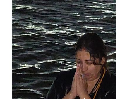 കുംഭമേളയില്‍ പുണ്യസ്‌നാനം ചെയ്ത് കേന്ദ്രമന്ത്രി സ്മൃതി ഇറാനി, പാപമുക്തി നേടാന്‍ വിശ്വാസികളുടെ ഒഴുക്ക്....