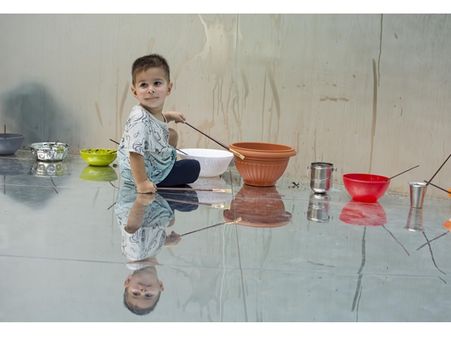 വെള്ളം കൊണ്ട് ചില്ലില്‍ ചിത്രമെഴുത്ത്; വന്‍ ഹിറ്റായി ബിനാലെയിലെ ജലക്ഷേത്രം