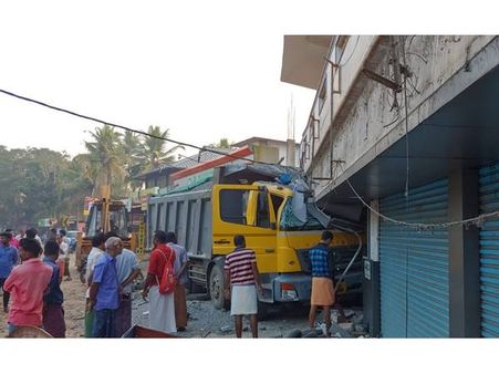 ടോറസ് നിയന്ത്രണം തെറ്റി ഫെഡറല്‍ ബാങ്ക് എടിഎമ്മിലേക്ക് ഇടിച്ചു കയറി: സംഭവം ബുധനാഴ്ച പുലര്‍ച്ചെ