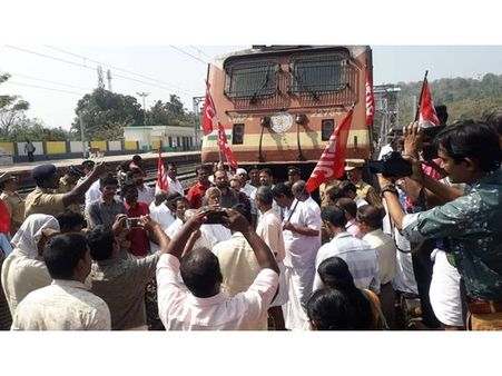 ദേശീയ പണിമുടക്ക് ഹര്‍ത്താലായി: തൃശൂരില്‍ പെട്രോള്‍ പമ്പുകള്‍ അടഞ്ഞു കിടന്നു!