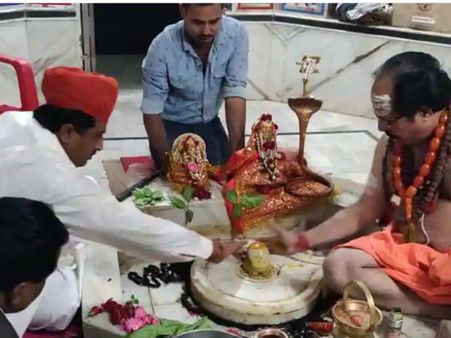 രാജസ്ഥാനില്‍ മുസ്ലിം മന്ത്രിയുടെ ശിവപൂജ; മതനേതാവിന്റെ മകന്‍, സ്ഥിരം ക്ഷേത്ര സന്ദര്‍ശകനെന്ന് പൂജാരി