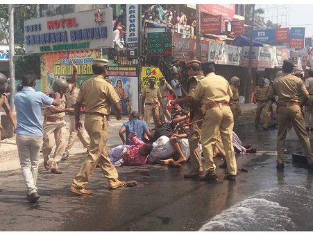 മുഖ്യമന്ത്രിയെ കരിങ്കൊടി കാണിക്കാൻ ശ്രമം; അകമ്പടി വാഹനം ഇടിച്ച് കോൺഗ്രസ് പ്രവർത്തകർക്ക് പരുക്ക്