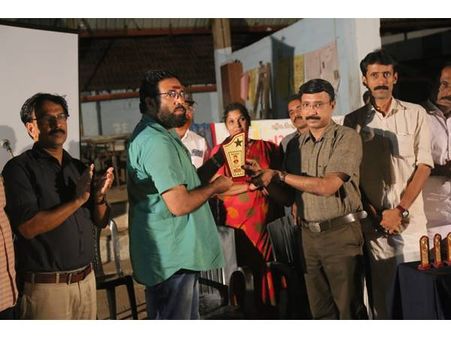 ബന്ധുവിനായി വൃക്ക നല്‍കി; കെ.എം വിജീഷിന് നാടിന്റെ ആദരം, തുണയായത് ഇരു വൃക്കകളും തകരാറിലായ ബന്ധുവിന്!