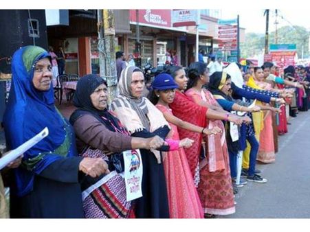 പെണ്‍കരുത്തിന്റെ വന്‍മതിലുയര്‍ത്തി കൊയിലാണ്ടിയില്‍ വനിതാ മതില്‍