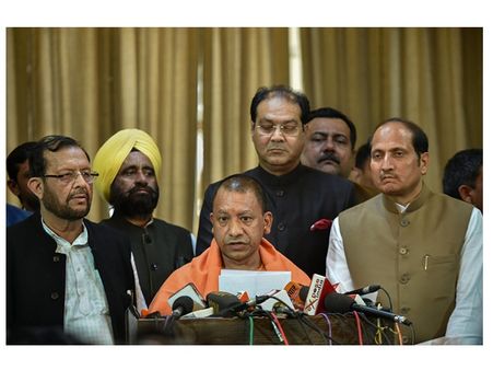 അഴിമതിക്കുരുക്കിൽ യുപി മന്ത്രിസഭ; കൈക്കൂലി കേസിൽ മൂന്ന് മന്ത്രിമാരുടെ സെക്രട്ടറിമാർ അറസ്റ്റിൽ