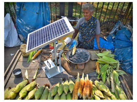 ചോളം വറുക്കാൻ സോളാർ ഫാൻ; വൈറലായി ബെംഗളൂരുവിലെ ഹൈടെക് മുത്തശ്ശി