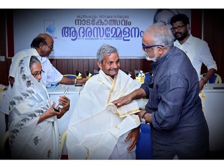 ആദരം ഏറ്റുവാങ്ങിയശേഷം നടന്നിറങ്ങിയത് മരണത്തിലേക്ക് കുന്നംകുളത്തെ ആദ്യകാല നാടകനടന്‍ കുളത്തില്‍ വീണു മരിച്ചു