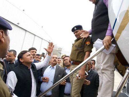 യുപിയിൽ ബിജെപി ശരിക്കുംഭയന്നു? 'തൊട്ടുപോകരുതെന്നെ...' ആക്രോശിച്ച് അഖിലേഷ്! വിമാനത്താവളത്തിൽ നടന്നത്