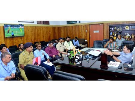 കരിപ്പൂര്‍ വിമാനത്താവള പരിസരത്ത് ഗതാഗത പരിഷ്‌കാരത്തിന് നിര്‍ദ്ദേശം, 34 യു ടേണുകളില്‍ അനിവാര്യമല്ലാത്തിടത്ത് താത്ക്കാലിക ബാരിക്കേഡുകള്‍ സ്ഥാപിക്കും