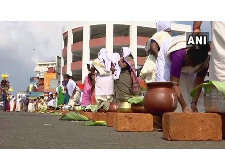 ആറ്റുകാല പൊങ്കാലയില്‍ നഗരം യാഗശാലയായി: ക്ഷേത്രപരിസരത്ത് തുടങ്ങി നഗരാതിർത്തിയും കടന്ന് പൊങ്കാല