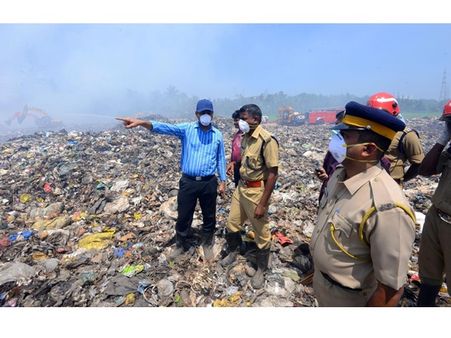 മൂന്നാം ദിനവും കൊച്ചി വിഷപുകയില്‍; രാത്രിയോടെ തീ കെടുത്തി, മലിനീകരണത്തിന്റെ തോത് കുറയുന്നു