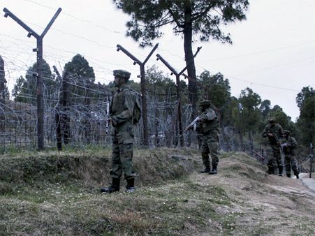 പുല്‍വാമ ആക്രമണം, തിരിച്ചടി ഭയന്ന് പാകിസ്താന്‍, നിയന്ത്രണ രേഖയില്‍ നിന്ന് ഭീകരരെ നീക്കുന്നു