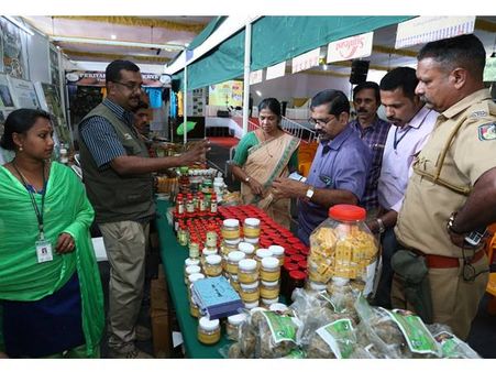 നീലക്കുറുഞ്ഞിയുടെ പൂന്തേനില്‍ നിന്നുള്ള തേനുമായി വനം വന്യജീവി വകുപ്പ്: തേന്‍ ഔഷധഗുണമുള്ളതെന്ന്!!