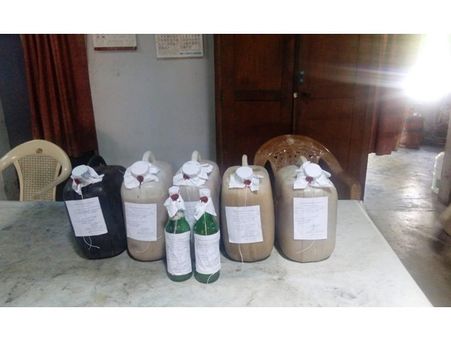 പുരയിടത്തില്‍ വാറ്റ് ഉണ്ടാക്കി വില്‍പ്പന; ചാരായം പാകപ്പെടുത്താനുള്ള 50 ലിറ്റർ കോട പിടികൂടി