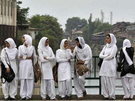 കശ്മീരി വിദ്യാര്‍ഥികള്‍ ഭയത്തില്‍; സുരക്ഷ ഒരുക്കുമെന്ന് പോലീസ്, സഹായവുമായി ആക്ടിവിസ്റ്റുകള്‍