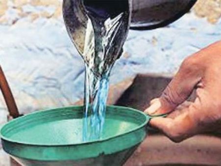 പ്രളയക്കെടുതി: അധികമായി അനുവദിച്ച മണ്ണെണ്ണ വിതരണം ചെയ്തില്ലെന്ന് പരാതി; ആനുകൂല്യം ലഭിക്കേണ്ടിയിരുന്നത് 2,02792 കാര്‍ഡുടമകള്‍ക്ക്