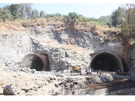 കുതിരാന്‍ തുരങ്കത്തില്‍ വീണ്ടും മണ്ണിടിച്ചില്‍: തുരങ്കപാത തുറക്കുന്നത് നീളുന്നു!!