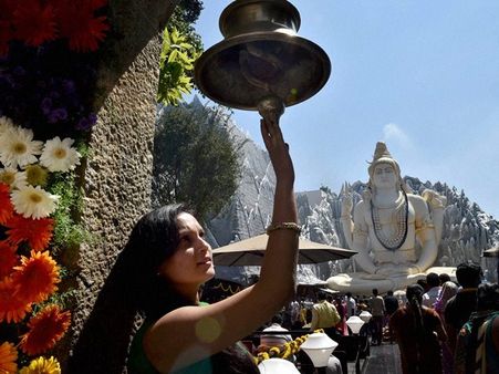 എന്താണ് ശിവരാത്രി.. എന്തിനാണ് ശിവരാത്രി ആഘോഷം? ശിവരാത്രി മാഹാത്മ്യത്തിനു പിന്നിലെ കഥകൾ ഇങ്ങനെ!!