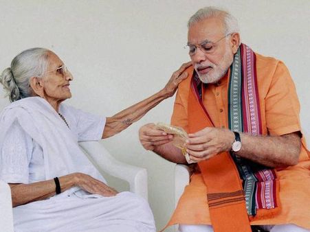 ഗുജറാത്ത് മുഖ്യമന്ത്രിയായി തിരഞ്ഞെടുക്കപ്പെട്ട മോദിയോട് അമ്മ ഹീരാബെന്‍ പറഞ്ഞത് ഇതാണ്...