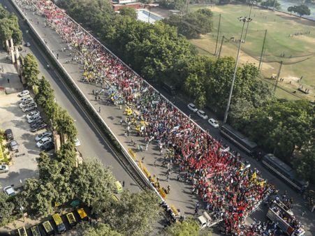 കർഷകരുടെ രണ്ടാം ലോങ്മാർച്ചിന് അനുമതി ഇല്ല; ഒത്തുകൂടാം, പ്രതിഷേധിക്കാം.... മാർച്ച് വേണ്ടെന്ന് പോലീസ്