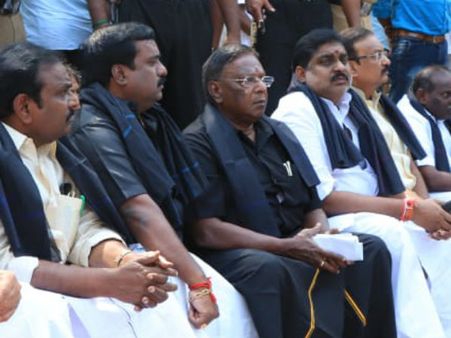 മമതയ്ക്ക് ശേഷം കേന്ദ്രത്തിനെതിരെ പുതുച്ചേരി മുഖ്യമന്ത്രി.. ഗവർണറുടെ വീടിന് മുന്നിൽ രാത്രി മുതൽ ധർണ