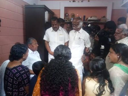 വസന്തകുമാറിന്റെ വീട് മുഖ്യമന്ത്രി പിണറായി വിജയൻ സന്ദർശിച്ചു: സന്നദ്ധമെങ്കിൽ ഭാര്യ ഷീനക്ക് എസ് ഐ തസ്തികയിൽ ജോലി നൽകുമെന്ന് മുഖ്യമന്ത്രി