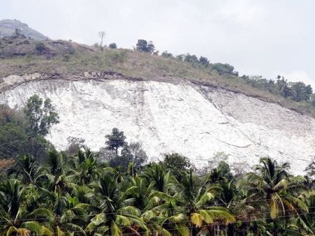 ക്വാറി ഉൽപ്പന്നങ്ങള്‍ക്ക് പൊള്ളുന്ന വിലയും ലഭ്യതകുറവും: നിര്‍മ്മാണ പ്രവൃത്തികള്‍ സ്തംഭിക്കുന്നു, വയനാട് ജില്ലയിലെ ക്വാറികള്‍ തുറക്കണമെന്ന ആവശ്യം ശക്തം