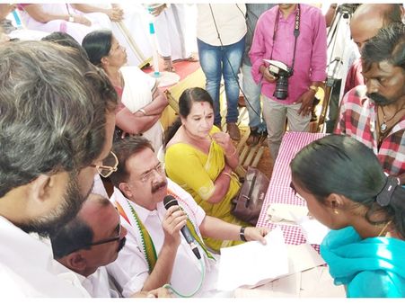 കോട്ടത്തറയില്‍ രമേശ് ചെന്നിത്തല ജനസമ്പര്‍ക്ക പരിപാടി നടത്തി: ആദിവാസി വൃദ്ധക്ക് വീടിനായി അഞ്ച് ലക്ഷം നല്‍കും