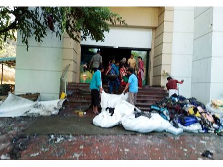 കല്‍പ്പറ്റയിലെ തീപിടുത്തം: തീയണച്ചത് പുലര്‍ച്ചെ അഞ്ചരയോടെ, ടെക്‌സൈറ്റല്‍സ് പൂര്‍ണമായി കത്തിനശിച്ചു!