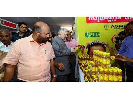 ഗുണ നിലവാരമുള്ള ഉത്പന്നങ്ങൾ ഗുണഭോക്താവിന് ലഭിക്കണമെന്ന് ഗവർണർ; ഇടനിലക്കാരെ ഒഴിവാക്കി കര്‍ഷകന് പരമാവധി വില ലഭ്യമാക്കുന്ന വിപണി സമ്പ്രദായം ഒരുക്കുമെന്ന് മന്ത്രി!!
