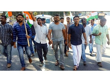 വയനാട്ടില്‍ ഹര്‍ത്താല്‍ പൂര്‍ണമാവുന്നു; കടകമ്പോളങ്ങള്‍ അടപ്പിച്ചു; ബസ് സര്‍വീസുകള്‍ നിര്‍ത്തി; ജില്ലയിലുടനീളം യൂത്ത് കോണ്‍ഗ്രസ് പ്രവര്‍ത്തകര്‍ പ്രകടനം നടത്തി