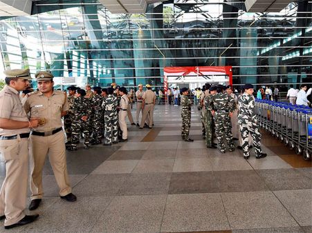 രാജ്യത്തെ വിമാനത്താവളങ്ങള്‍ക്ക് അതീവ ജാഗ്രതാ നിര്‍ദേശം: വിമാനം പാകിസ്താനിലേക്ക് റാഞ്ചുമെന്ന്!!