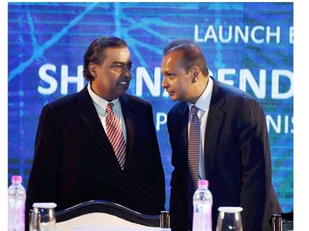 അനിയൻ അംബാനിയെ ചേർത്ത് പിടിച്ച് മുകേഷ് അംബാനി; ജയിൽ ശിക്ഷയൊഴിവാക്കിയത് 462 കോടി പിഴയൊടുക്കി