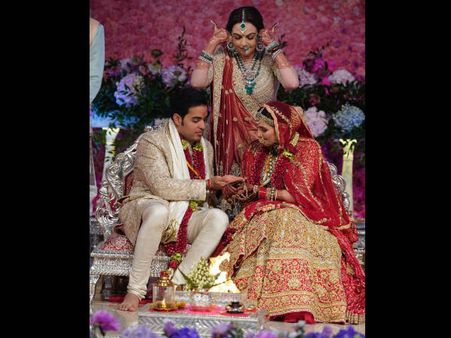 വിശേഷങ്ങൾ തീരാതെ അംബാനി കല്യാണം, സായുധ സേനയ്ക്ക് ആദരം, പ്രത്യേക മ്യൂസിക്കൽ ഫൗണ്ടൻ ഷോ