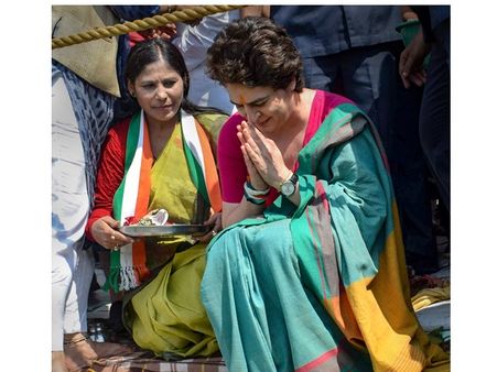 വേറിട്ട വഴിയെ പ്രിയങ്ക; വരവേറ്റ് ആയിരങ്ങൾ, മോദിയുടെ ലങ്കയെ ദഹിപ്പിക്കുവെന്ന് അണികൾ, ചിത്രങ്ങൾ