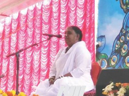 അമ‍ൃതാനന്ദ മയിക്ക് കണ്ണൂരില്‍ വന്‍വരവേല്‍പ്പ്; മനുഷ്യനിര്‍മ്മിതമായ നിയമങ്ങള്‍ അനുസരിക്കുന്നതിനൊപ്പം പ്രകൃതി നിയമങ്ങളും നാം പഠിക്കണമെന്ന് അമൃതാനന്ദമയി