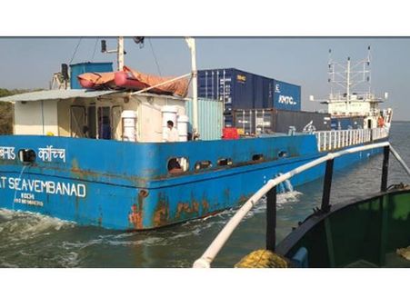 അഴീക്കലില്‍ തീപിടിച്ച കപ്പല്‍ തുറമുഖതീരത്തേക്ക് മാറ്റുന്നു: തെളിവുനശിപ്പിക്കാനെന്ന് നാട്ടുകാര്‍