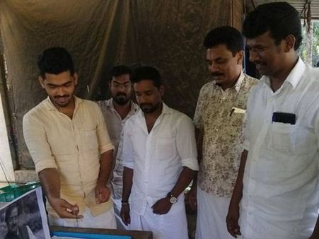 ശല്യം ഒഴിഞ്ഞു; ടോം വടക്കന്‍ പാര്‍ട്ടി വിട്ടത് കേക്ക് മുറിച്ച് ആഘോഷിച്ച് യൂത്ത്കോണ്‍ഗ്രസ്