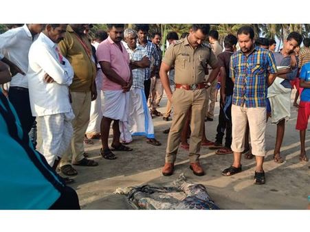 താനൂര്‍ കടപ്പുറത്ത് അഞ്ജാത മൃതദേഹം കരക്കടിഞ്ഞു: 25ദിവസത്തോളം പഴക്കമുള്ള മൃതദേഹം അഴുകിയ നിലയില്‍!