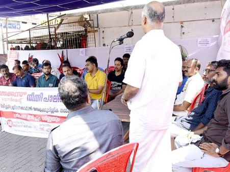 ഡയലോഗേ ഉള്ളൂ, ധാരണ പാലിച്ചില്ല; തേജസ് പത്രത്തിലേക്ക് തൊഴിലാളികളുടെ മാർച്ച്