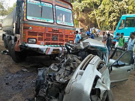 കൂത്തുപറമ്പില്‍ ടാങ്കര്‍ ലോറിയിടിച്ച് കാര്‍ യാത്രക്കാരന്‍ മരിച്ചു: നാല് പേര്‍ക്ക് ഗുരുതര പരിക്ക്!