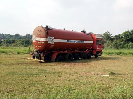 കൊച്ചിയിലേക്കു പോകുന്ന കണ്ടെയ്‌നര്‍ ലോറിയില്‍ നിന്നു വീര്യം കൂടിയ ഹൈഡ്രോ ക്ലോറിക്ക് ആസിഡ് ചോര്‍ന്നു; സംഭവം മലപ്പുറം- കൂരിയാട് ദേശീയപാത വെച്ച്, മണിക്കൂറുകള്‍ കഴിഞ്ഞിട്ടും ടാങ്കറില്‍ നിന്നു ആസിഡ് മാറ്റിയില്ല, പ്രതിഷേധവുമായി നാട്ടുകാർ രംഗത്ത്
