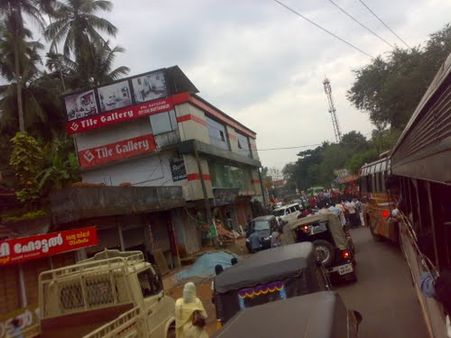തിങ്ങിഞെരുങ്ങി മട്ടന്നൂര്‍: കണ്ണൂർ വിമാനത്താവളത്തിലേക്കുള്ള റോഡിൽ വൻ ഗതാകത കുരുക്ക് !!!