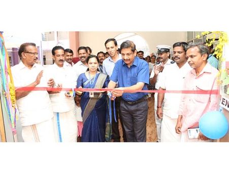 വോട്ടിന് മുന്‍പേ വോട്ടിംഗ് യന്ത്രം പരിചയപ്പെടാം: ഇടുക്കി കലക്ടറേറ്റില്‍ മാതൃകാ പോളിംഗ് സ്റ്റേഷന്‍